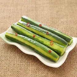 爽脆可口的腌黄瓜，一道经典美味！盐煮毛豆，以及佐以各种调料的冰镇豆腐。