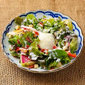 温玉と濃厚チーズの贅沢シーザーサラダ