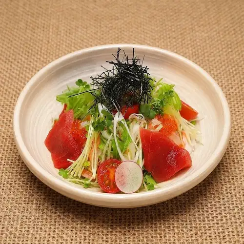 マグロづくしの贅沢サラダ