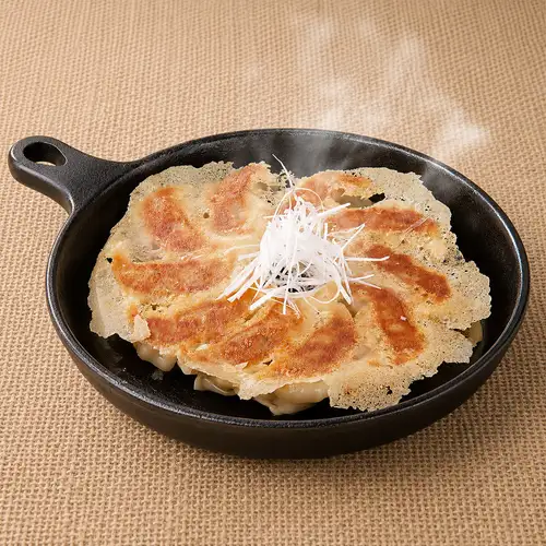 肉汁あふれる パリパリ鉄板餃子
