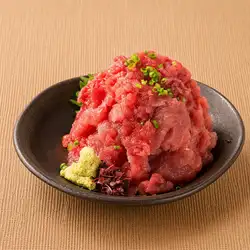 一大份鲜美可口的金枪鱼碎。