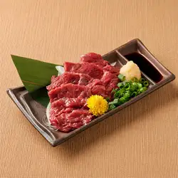 风味浓郁、入口即化的马肉刺身