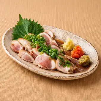 地鶏の旨味広がる熱々鉄板焼き