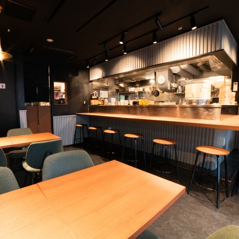 カウンター席をご用意しております。お一人様からご来店ください