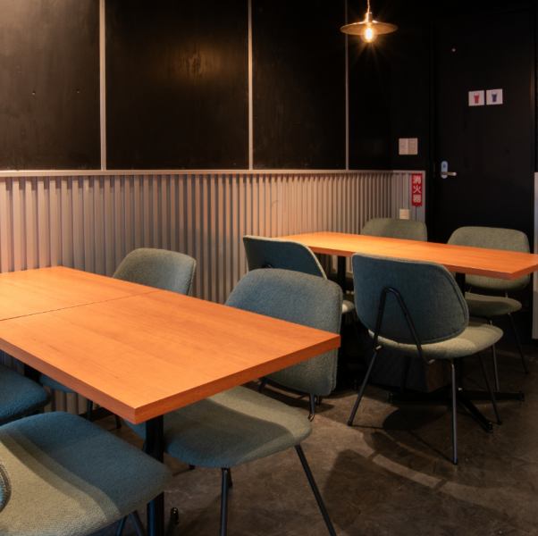 《女子会や宴会にも》スタイリッシュなインテリアが目にも楽しいおしゃれな店内☆テーブル席のレイアウト変更が可能ですので、小規模なお集まりから貸切まで幅広く対応可能☆駅すぐそばの立地でアクセス抜群♪各種宴会、女子会、アニバーサリーとシーンを問わずご利用頂けます♪