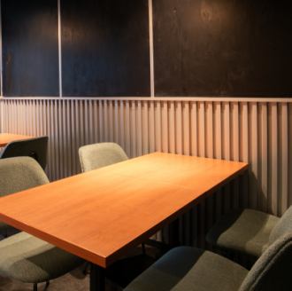 テーブル席をご用意しております。レイアウト変更も可能ですので大人数での飲み会にもご利用いただけます。