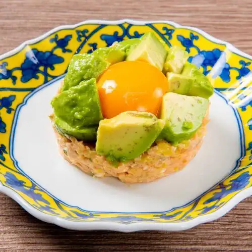 三文鱼和牛油果(一种日式料理)