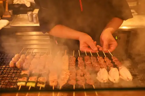 毎日直送!朝引きの「丹波地鶏」をお店で串打ち