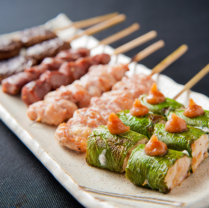 学生さん大歓迎!コスパ最強の絶品やきとり鳥半で、お腹大満足!