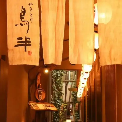 「鳥半　西宮北口　本店」は阪急西宮北口駅から徒歩1分の好ロケーションです◎駅近ながら通りの喧騒を忘れさせてくれる大人の雰囲気の焼き鳥屋です！宴会やお仲間とのお食事でワンランク上の焼鳥をリーズナブルにお楽しみください。