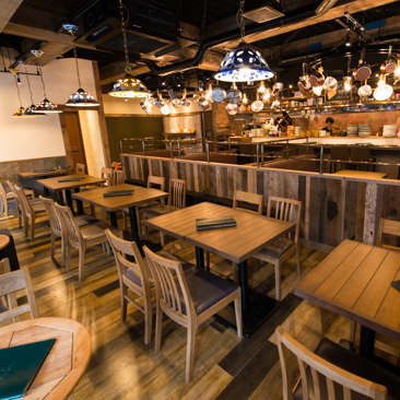 [Interior that feels the warmth of wood] The interior of the store is conscious so that you can feel the warmth of wood.Please enjoy the stylish lighting and the interior where you can feel the warmth of wood.*The image is an affiliated store