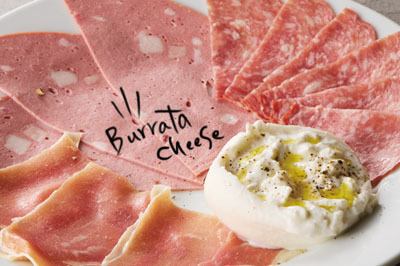 ブラータチーズとサラミ盛り