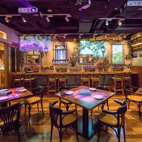 [프로젝션 맵핑을 일망 ♪】 매장 컨셉 인 '매핑'이 가장 체감 할 수있는 메인 자리.중앙 테이블은 전통적인 이탈리안 식당이 즐거움하실 수 있습니다.