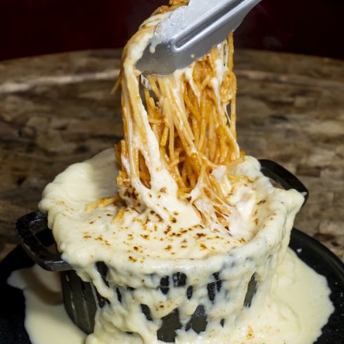 熔岩肉意大利面配融化的烧焦奶酪