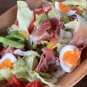 Italian salad with raw ham