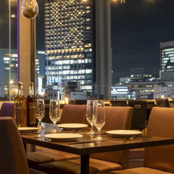 【各種ご宴会・忘年会/新年会・貸切・結婚式の二次会に♪マイク&プロジェクター完備!】三宮の夜景を一望できるテーブル席は少人数~大人数まで対応可能★女子会やママ会、宴会や結婚式二次会、パーティーなどの貸切ご予約も可能です◎人数やコースは店舗へご相談ください!三宮の空や夜景を眺めながら楽しい宴会を♪