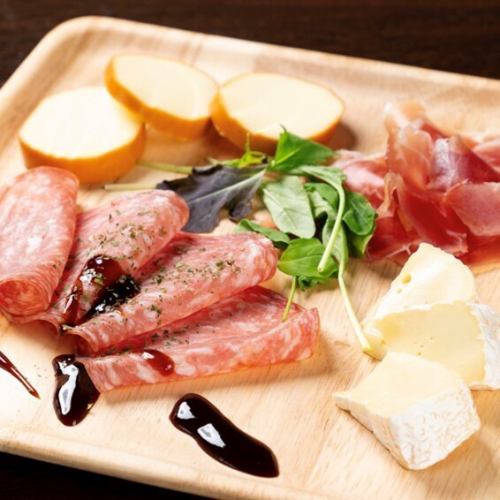 生ハムとチーズの盛り合わせ