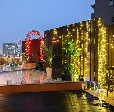 神戸の夜景をバックに、雰囲気抜群の店内。御予約はお早めに…