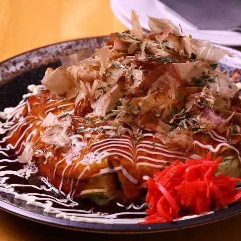 ジューッと香ばしい！鉄板焼きのお好み焼き！