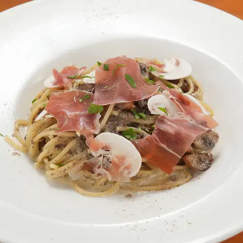 具材たっぷり!季節に合わせて5種類をご用意する当店の看板特製パスタ