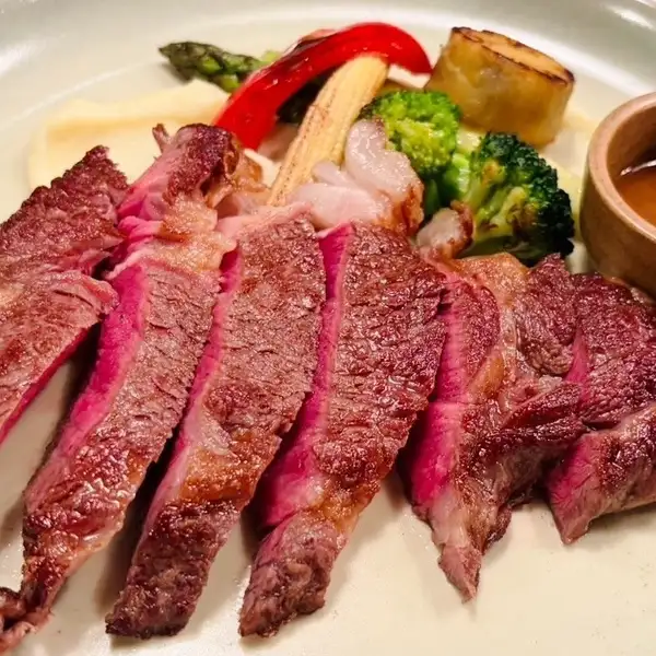 専門店から仕入れた厳選肉!特製ソースと炭火の香りを纏わせた本格肉料理