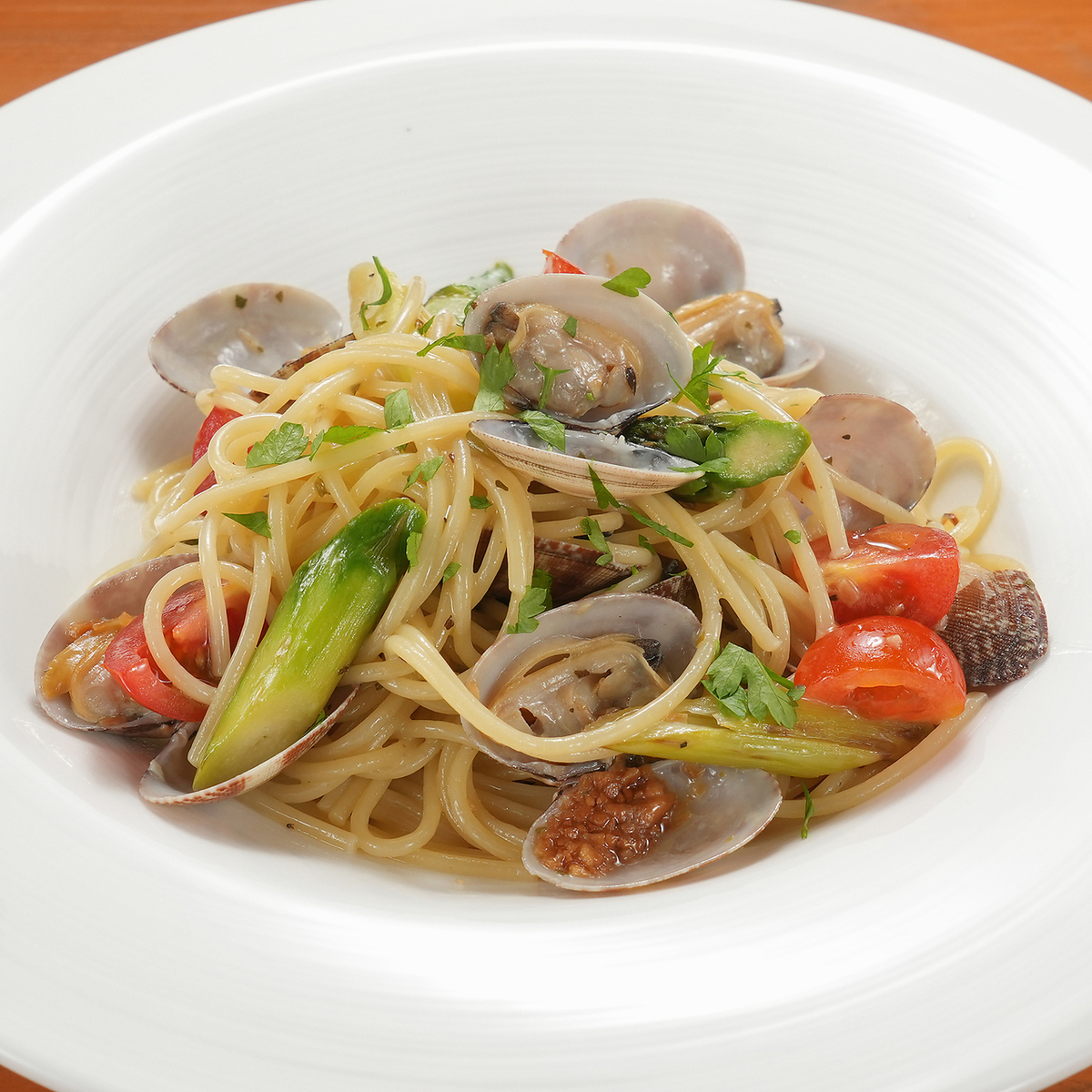 彩り前菜や特製パスタをワインと共に堪能