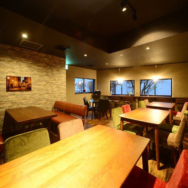 [2nd floor] For dates and small drinking parties ♪ We have 3 tables that can be used by 4 people and 1 sofa seat that can be used by 6 people.
