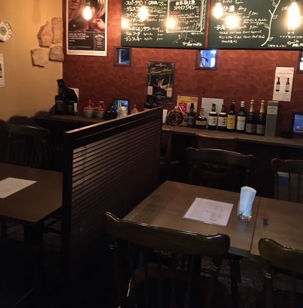 We have 1 table for 4 people and 1 table for 2 to 3 people.It is a perfect restaurant for a date or a drinking party with friends.We also accept private rentals, so please feel free to contact us!