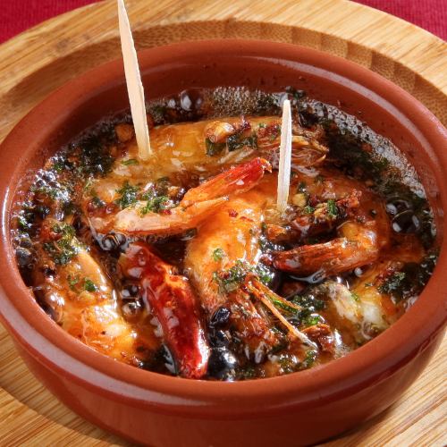 Soft shell shrimp boiled in garlic oil (Ajillo)