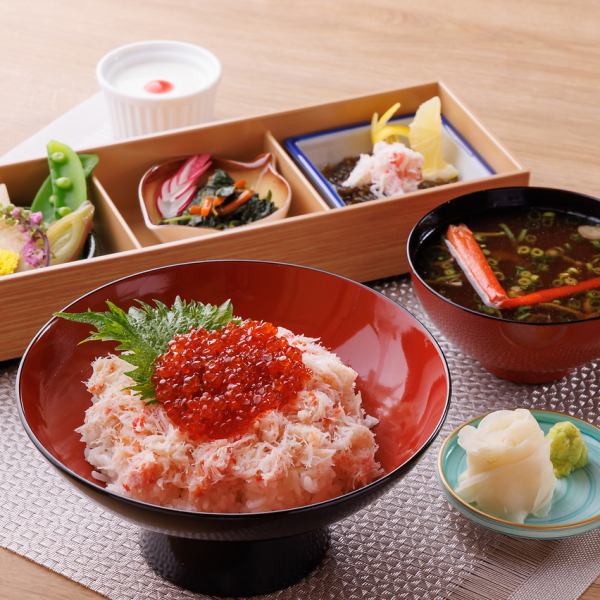 御膳メニュースタート！写真はかにいくら丼御膳です！平日ランチタイムは300円お値引き！かにざんまいに御膳メニューが登場！小鉢3種、どんぶり、あら汁、杏仁豆腐のせっとです！他にもかにすき鍋御膳や上寿司御膳もあります！御膳メニュー各種、平日ランチタイムは300円お値引き！