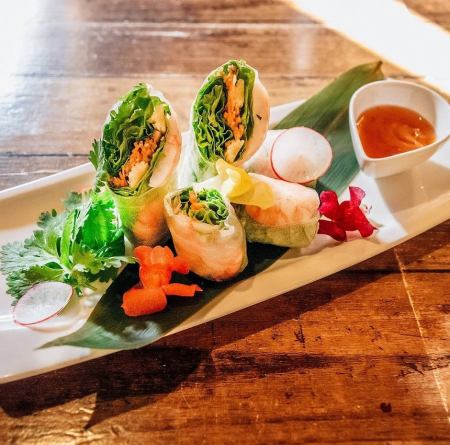 Raw spring rolls with shrimp and vegetables