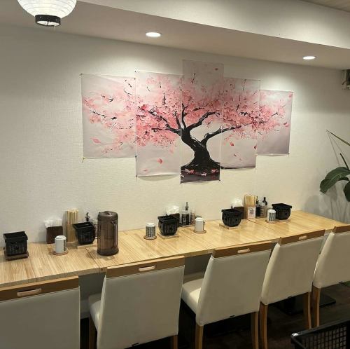 おひとり様でも気兼ねなくご利用いただけるカウンター席をご用意しています。出勤時のランチや仕事帰りの夕食利用としてもお気軽にご利用ください◎