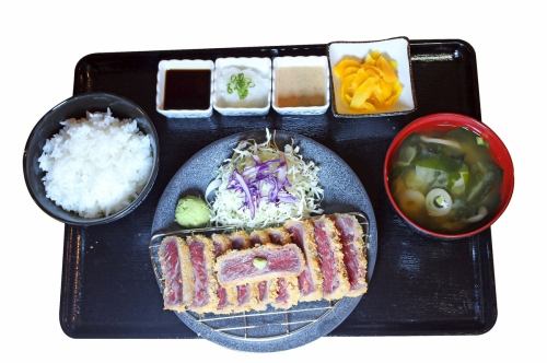 [B] 黒毛和牛霜降りかつ膳