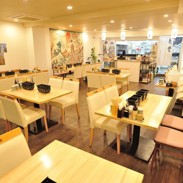 4人掛けの5つのテーブル席が揃ったこのお店は、ご家族や仲間との食事にぴったりの場所です★明るく開放的な雰囲気が漂う中で、和風の内装が心を和ませてくれます♪大切な人とともに特別な時間を過ごし、心温まる会話を楽しんでください◎素晴らしいひとときをお届けします！