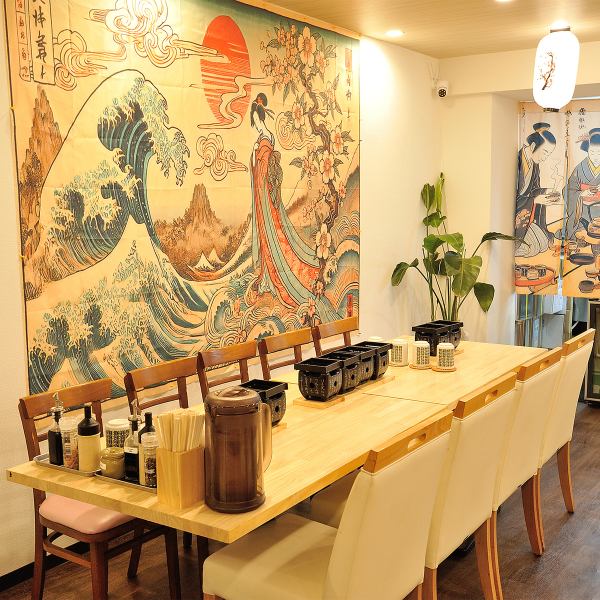 8名様まで対応可能なテーブル席があり、仲間との楽しいひとときにぴったりです★ランチタイムのママ会や女子会、仕事帰りの飲み会など、さまざまなシーンで利用できます♪開放感あふれる明るい雰囲気の中で、和風の内装が心を和ませます◎特別な思い出をここで作ってください！