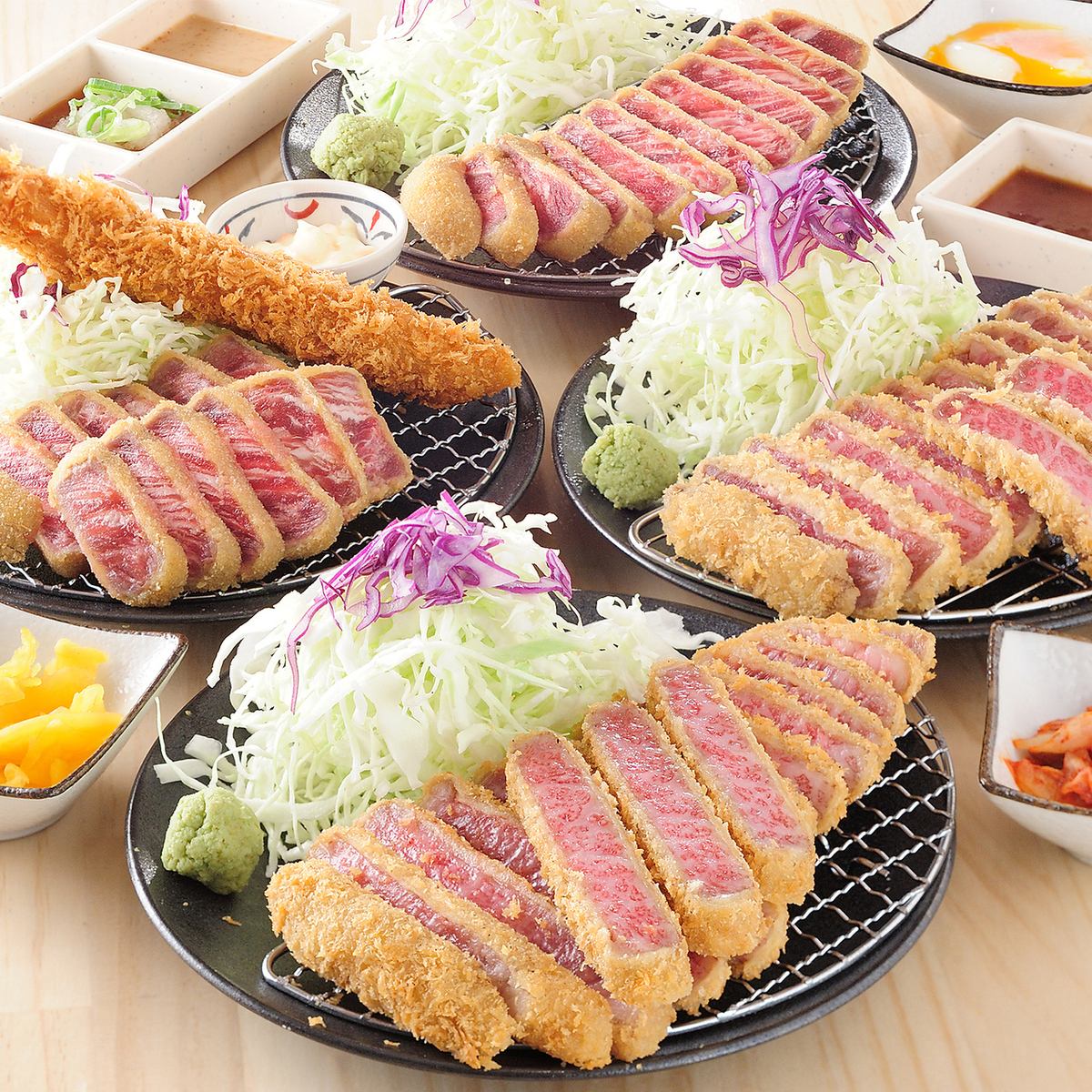 心斎橋の隠れ家で、ジューシーな厳選黒毛和牛カツとプリプリの海老フライも人気です。