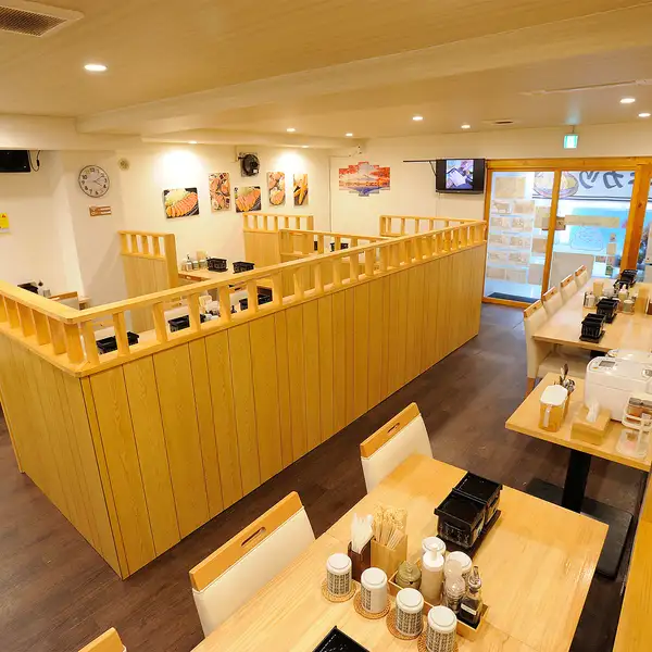 4人掛けの5つのテーブル席が揃ったこのお店は、ご家族や仲間との食事にぴったりの場所です★明るく開放的な雰囲気が漂う中で、和風の内装が心を和ませてくれます♪大切な人とともに特別な時間を過ごし、心温まる会話を楽しんでください◎素晴らしいひとときをお届けします！