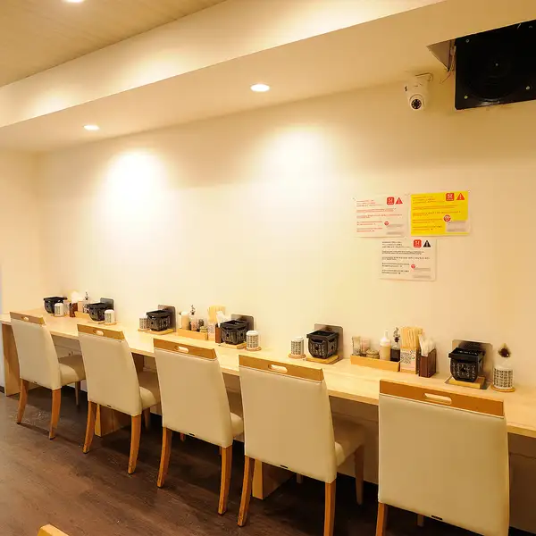明るく開放的な店内は、ランチやディナーにぴったりの場所です★カウンター席があるので、一人でもふらっと立ち寄ることができます♪仕事帰りに友達と過ごすのも良し、お一人様でリラックスするのも良しです◎明るい雰囲気の中で、特別なひとときをお楽しみください！