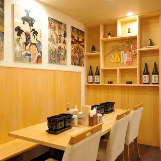 We have plenty of tables available for four people, perfect for a casual gathering.It's also a great place to dine with friends and family! We look forward to serving you delicious food♪