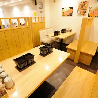 We have a table available that can accommodate 6 people.How about a casual get-together with drinks and a meal after work? Please feel free to join us!