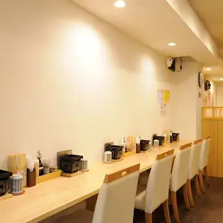 We have counter seats available so that even solo diners can feel comfortable.Please feel free to use our restaurant for lunch on your way to work or dinner after work.