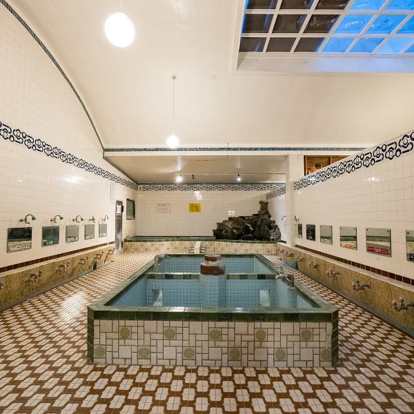 【レトロな銭湯の面影残る心温まる空間】レトロな雰囲気が漂う空間はいかがですか！当店の魅力は、1930年築の銭湯をリノベーションしたユニークな内装◎当時の趣あるタイルや湯船をそのまま活かした空間は、懐かしさと新しさが共存しています！ご家族連れやご友人とお食事にぴったりなテーブル席をご用意しております♪