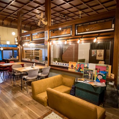 【テーブル席】小規模な宴会やパーティーに最適なテーブル席をご用意◎友人やご家族とゆったりと過ごせるお席です!どこか懐かしい昭和レトロな雰囲気の中で、こだわりの料理やお酒を心ゆくまでお楽しみください★新しいアイデアが生まれる、クリエイティブなバーを目指す当店で、ゆったりとした時間をお過ごしください♪