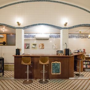 【おひとり様も気軽に座れるカウンター席】ゆったりと座れるカウンター席のご用意がございます♪1930年築の銭湯をリノベーションした店内は、趣のある雰囲気です★当時のタイルや湯船をそのまま活かしたユニークな空間は、気兼ねなく楽しめる雰囲気を体験していただけます◎デートやおひとり様でのご来店も大歓迎です♪