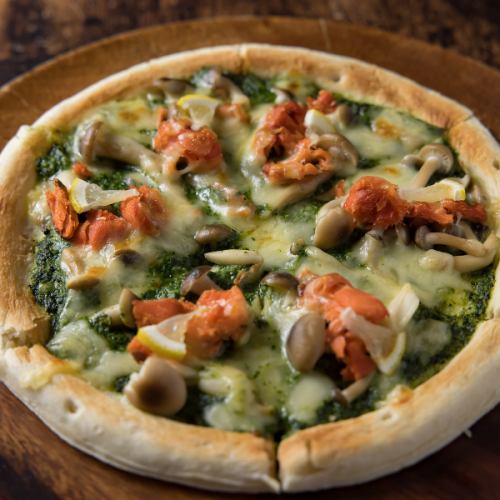 鮭とキノコのほうれん草ソースピザ