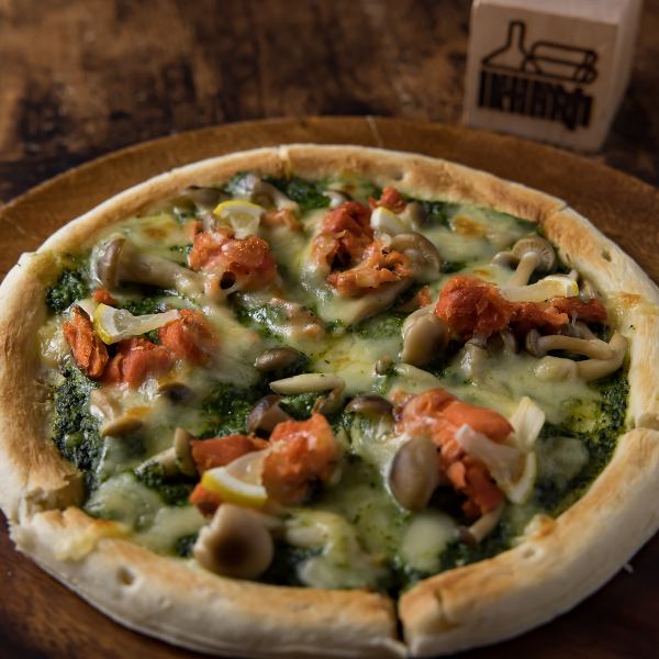 自家製のこだわりソースと具材をふんだんに使った【鮭とキノコのほうれん草ソースピザ】★