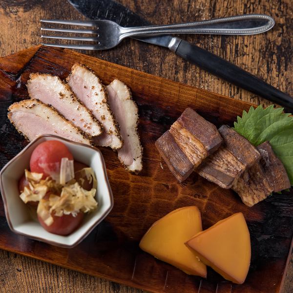 香りがたまらない自家製の【燻製（ベーコン・チーズ/鯖・うずら）】を、ぜひご賞味ください♪