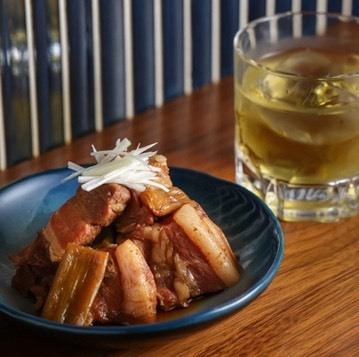 美味しいバーのドリンクにちょこっと絶品角煮！2次会、2軒目に