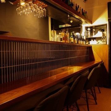 広々とした和モダン空間は宴会でのご利用に最適です♪真四角なテーブル席を配置し、様々なシーンで対応可能なレイアウトになっております。特徴的な和装インテリアは上質な時間を演出します◎伝統美を感じる店内で非日常を体験しながら、特別なひとときが過ごせます！居心地の良さを追求した内観になっております★