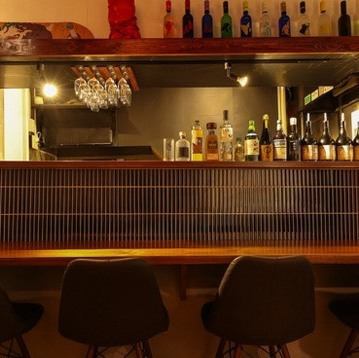 少人数でゆったりと楽しめるカウンター席とテーブル席がございます☆デザイン性と快適さを兼ね備え、和モダンを基調にした落ち着いた雰囲気が魅力です♪だるま、招き猫など遊び心溢れる小物が醸し出す独自の世界観もポイントです◎カップルや親友との語らいなど、しっとりとしたお酒の時間にぴったりな空間です★